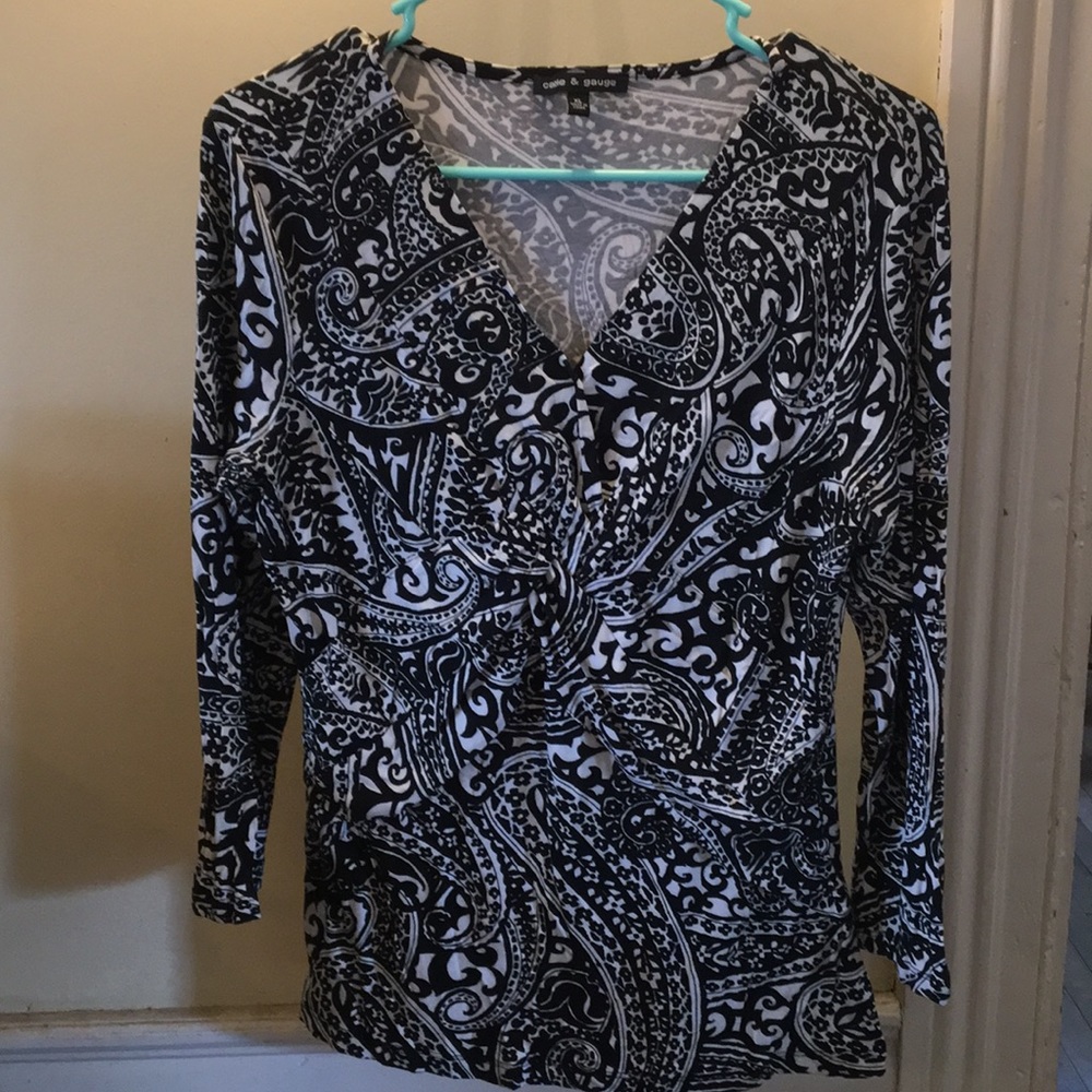 Black and white to with scrunching in middle